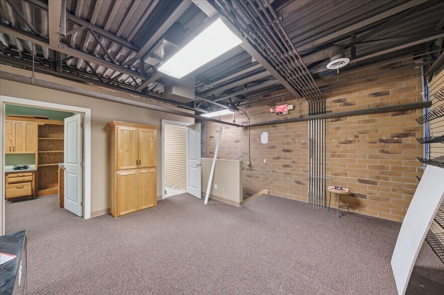 More Photos Of 1740 E Harold St, Olathe Freestanding For Sale