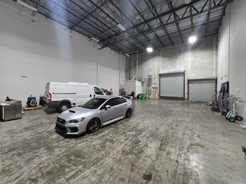 More Photos Of 10400 NW 55th St, Sunrise Manufacturing For Lease