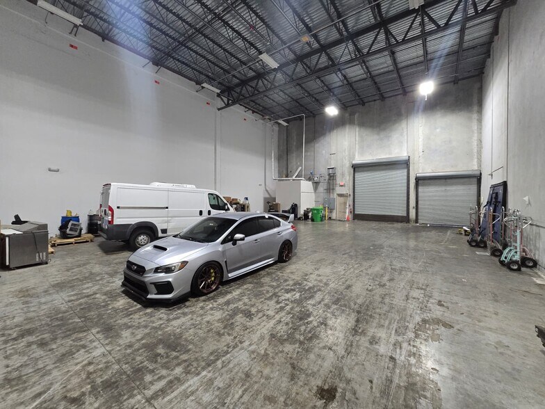More Photos Of 10400 NW 55th St, Sunrise Manufacturing For Lease