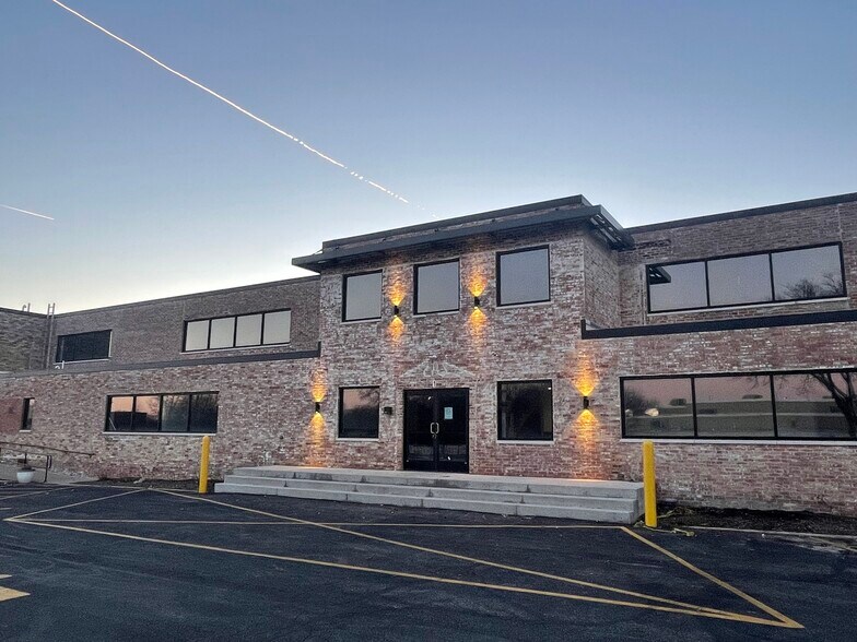 Primary Photo Of W57N14363 Doerr Way, Cedarburg Manufacturing For Lease