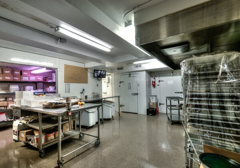 More Photos Of 272-278 Rue Sainte-Catherine E, Montréal Storefront Retail Office For Sale