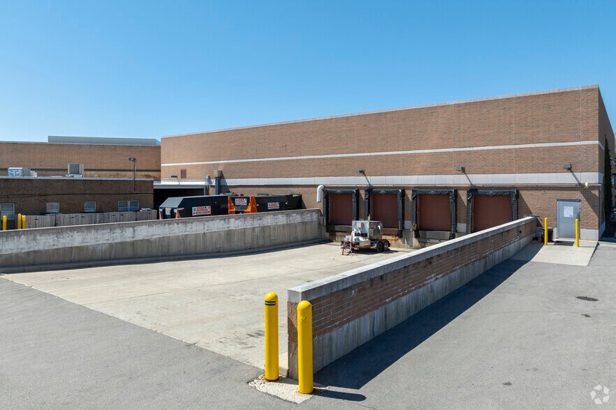 More Photos Of 1127-1163 Church St, Northbrook Unknown For Lease