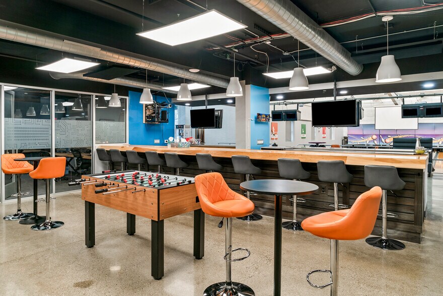 More Photos Of 400 W Maple Rd, Troy Office For Sale