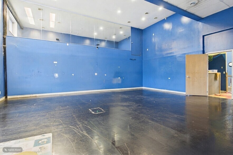 More Photos Of 330 Vantage Dr, Ottawa Freestanding For Sale