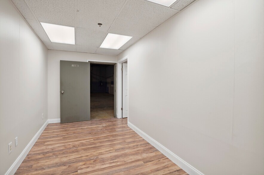 More Photos Of 32 Germay Dr, Wilmington Warehouse For Lease