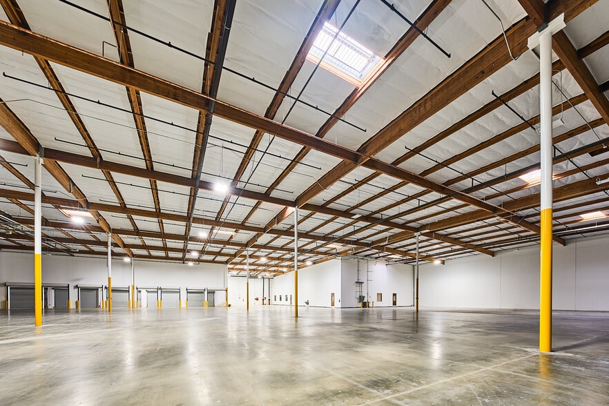 More Photos Of 1175 Aviation Pl, San Fernando Manufacturing For Lease