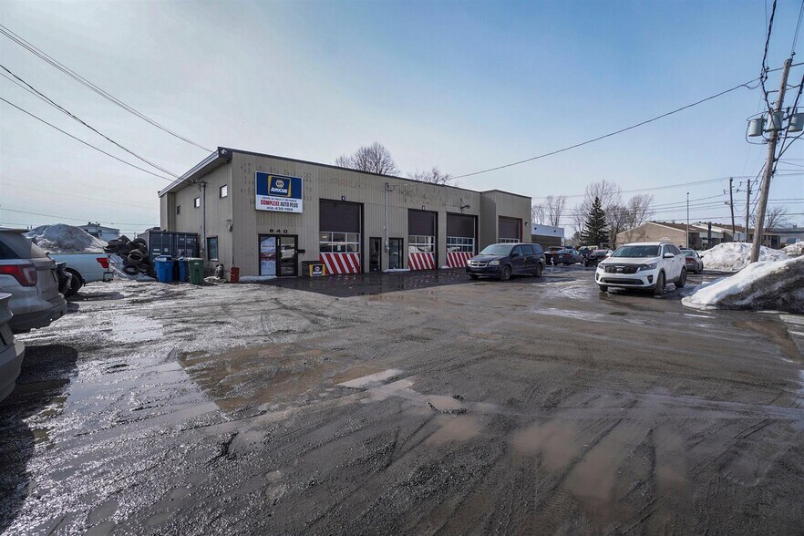 Primary Photo Of 640 Av 9E, Saint-Jérôme Auto Repair For Sale