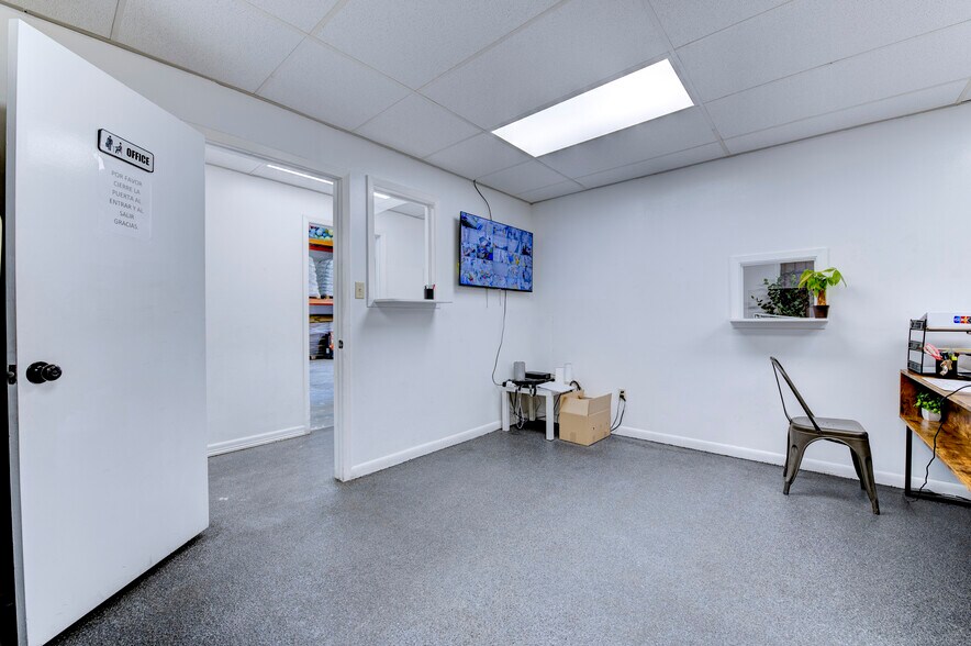 More Photos Of 7414 Domino Ln, Houston Light Distribution For Sale