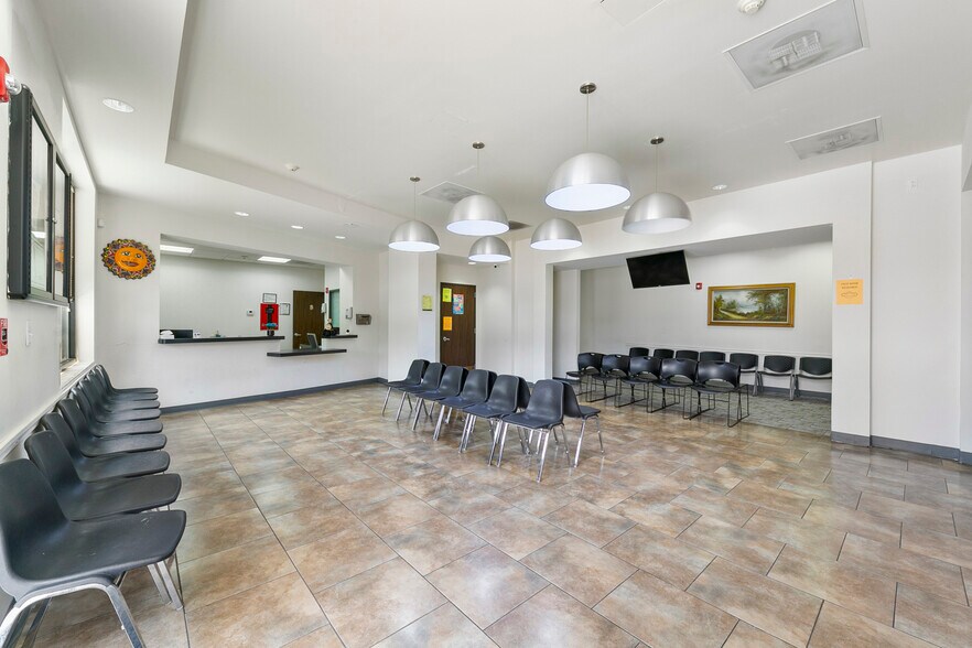 More Photos Of 9809 Rowlett Rd, Houston Showroom For Lease