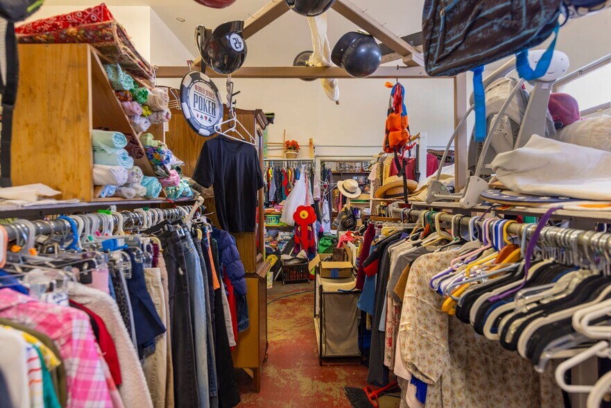 More Photos Of 690 N Ventura Ave, Oak View General Retail For Sale