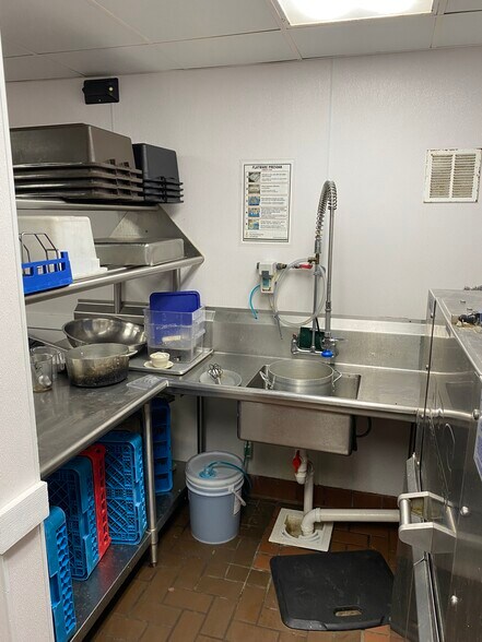 More Photos Of 410 S Clippert St, Lansing Restaurant For Sale