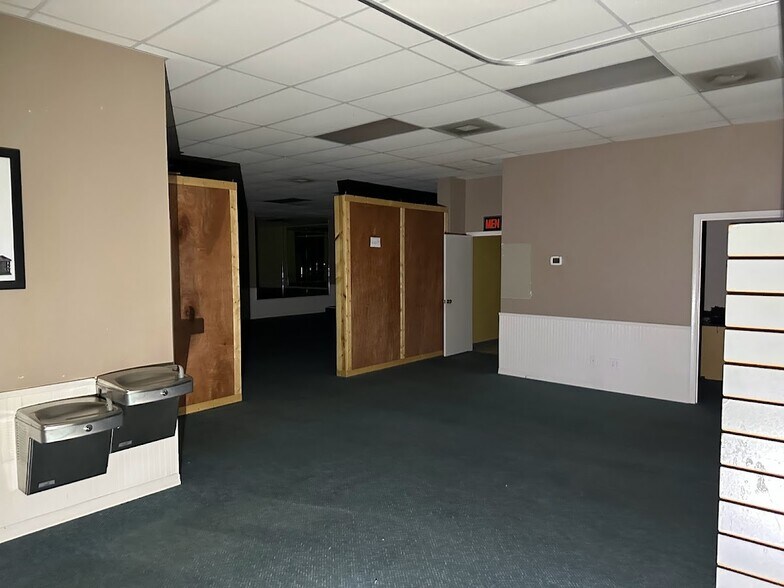 More Photos Of 821 NE 36th Terrace, Ocala Department Store For Lease