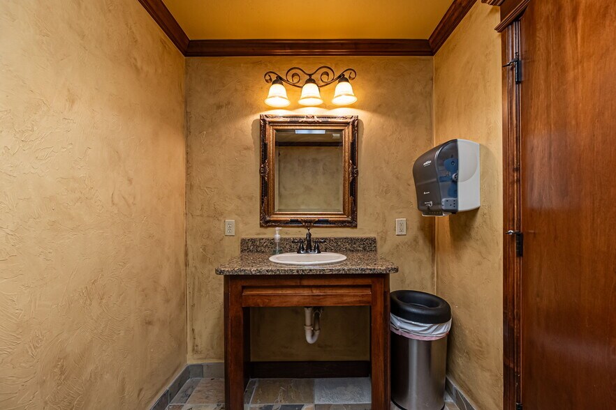 More Photos Of 1530 SW 89th St, Oklahoma City Office For Sale