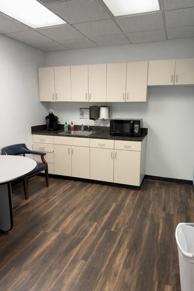 More Photos Of 1551 Westbrook Plaza Dr, Winston-Salem Office For Lease