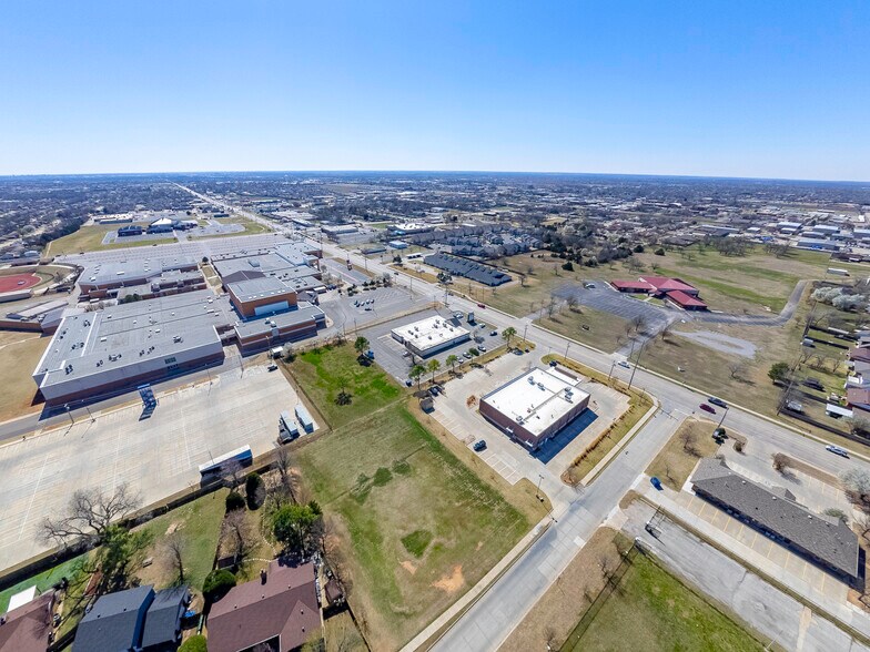 More Photos Of 400 N Eastern Ave, Moore Medical For Sale