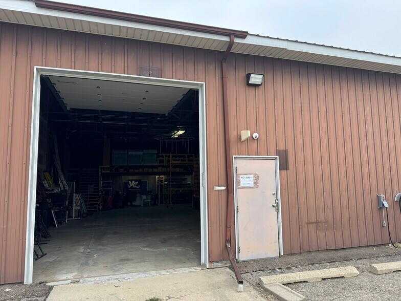 More Photos Of 16410 Grove Rd, Lansing Warehouse For Lease