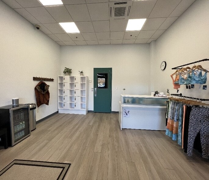 More Photos Of 25 Old Kings Hwy N, Darien General Retail For Lease