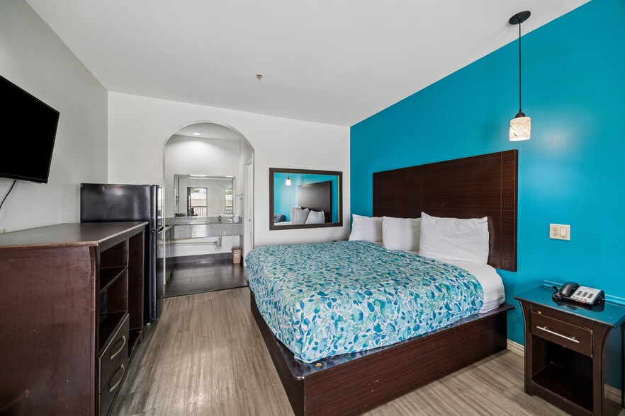 More Photos Of 14621 Highway 59 N, Humble Hotel For Sale