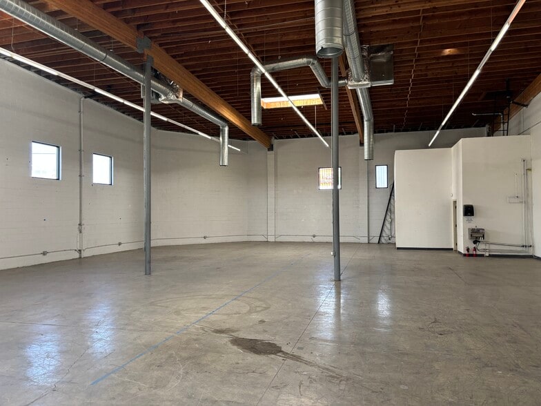 More Photos Of 3816-3822 W Jefferson Blvd, Los Angeles Warehouse For Lease