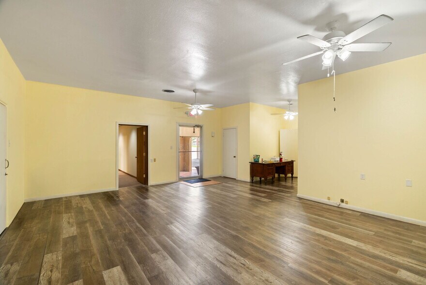 More Photos Of 2404 N US Highway 281, Alice Flex For Lease