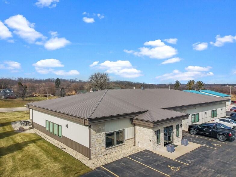 More Photos Of 2492 Crest Dr, Lake Geneva Office For Sale