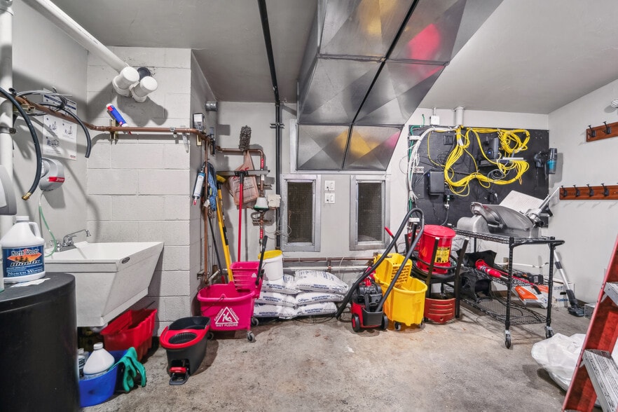 More Photos Of 707 W Park Ave, Kiel Restaurant For Sale