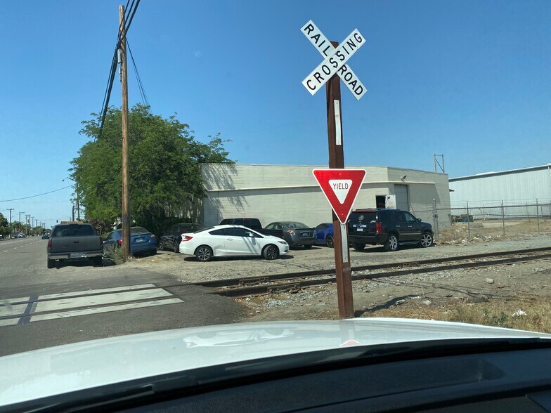 More Photos Of 2641 S Maple Ave, Fresno Warehouse For Lease