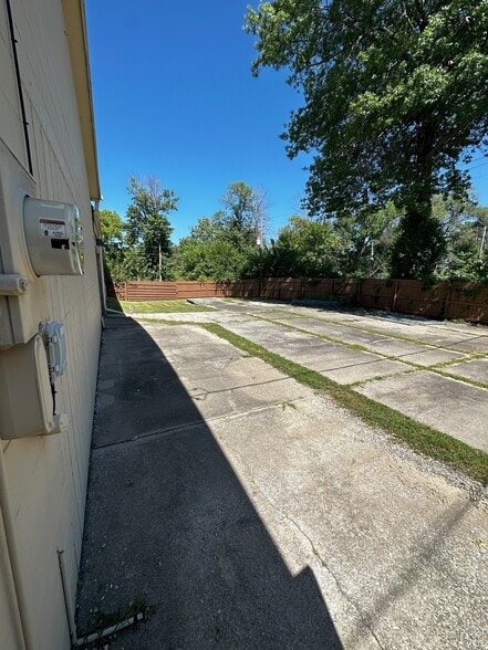 More Photos Of 5225 NE Chouteau Tfwy, Kansas City Freestanding For Lease