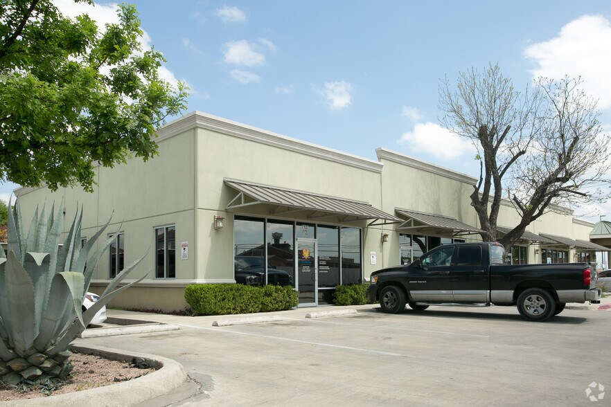 More Photos Of 7127 Somerset Rd, San Antonio Medical For Lease