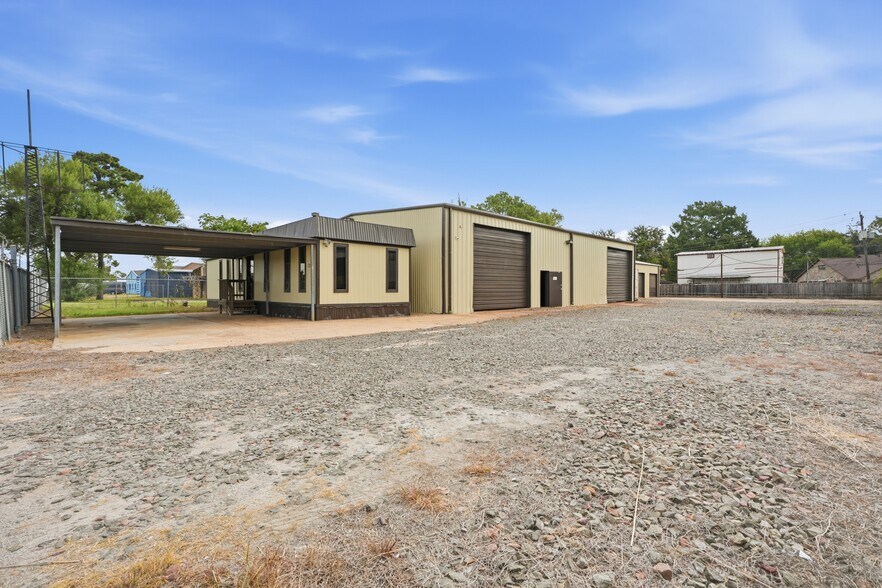 More Photos Of 2233 Garden Rd, Pearland Warehouse For Lease