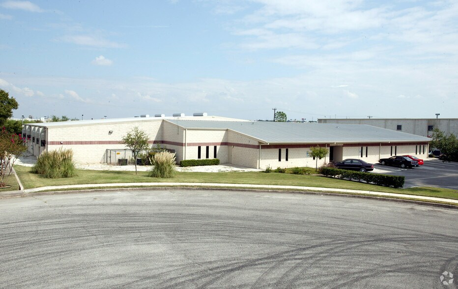 More Photos Of 12830 Cogburn Ave, San Antonio Light Distribution For Lease