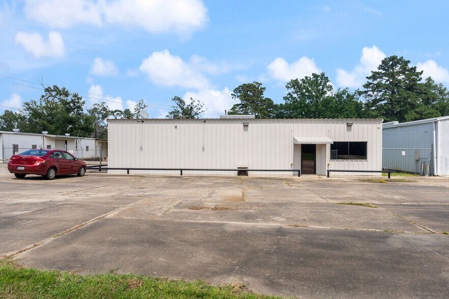 More Photos Of 2524 US Highway 96 N, Center Warehouse For Sale