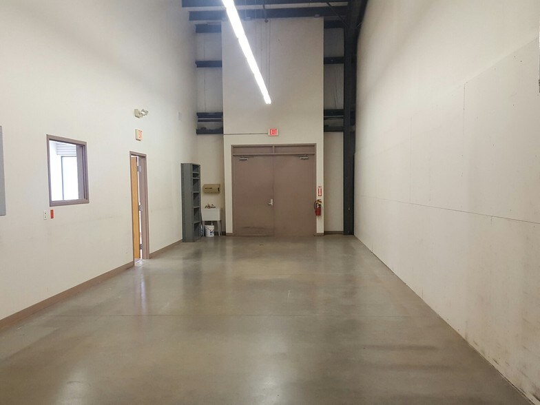 More Photos Of 760 Kacena Dr, Hiawatha Warehouse For Lease