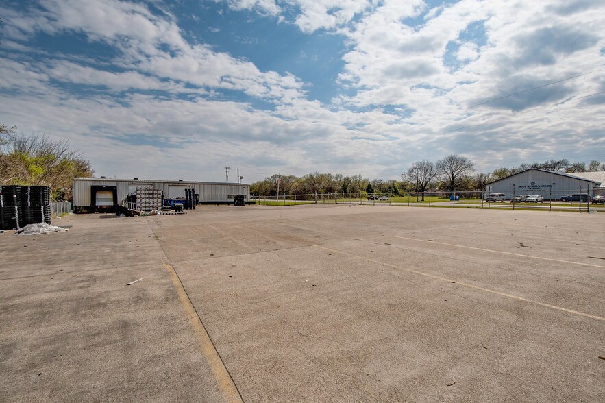 More Photos Of 1212 S Clay St, Ennis Manufacturing For Sale