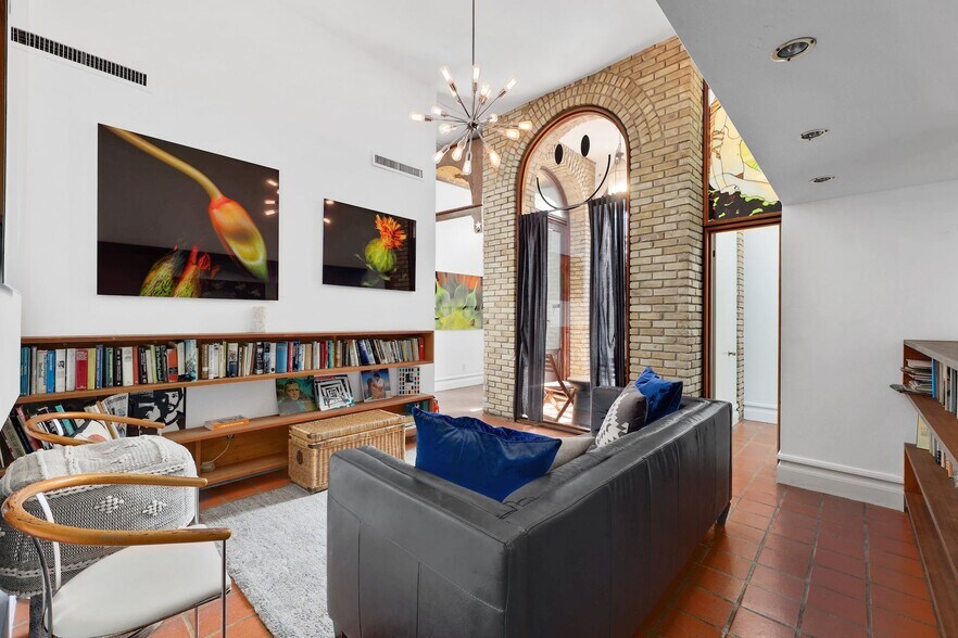 More Photos Of 410 E 6th St, Austin Storefront Retail Residential For Lease