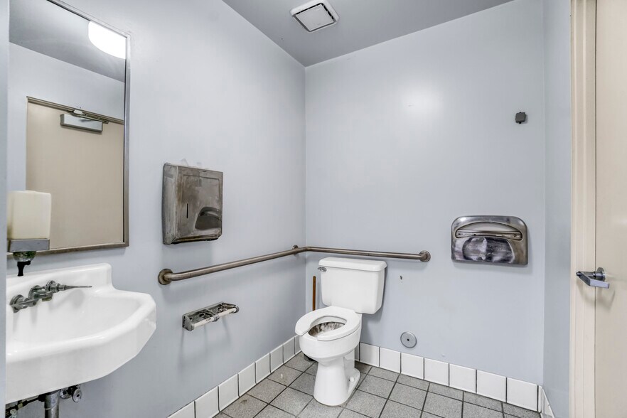 More Photos Of 214 S Locust St, Inglewood Medical For Lease