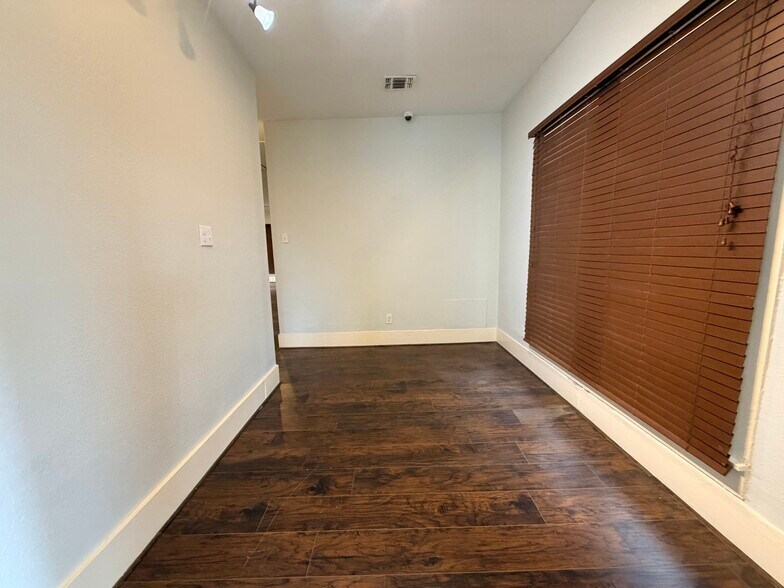 More Photos Of 415 W Goodwin St, Pleasanton Storefront Retail Office For Lease