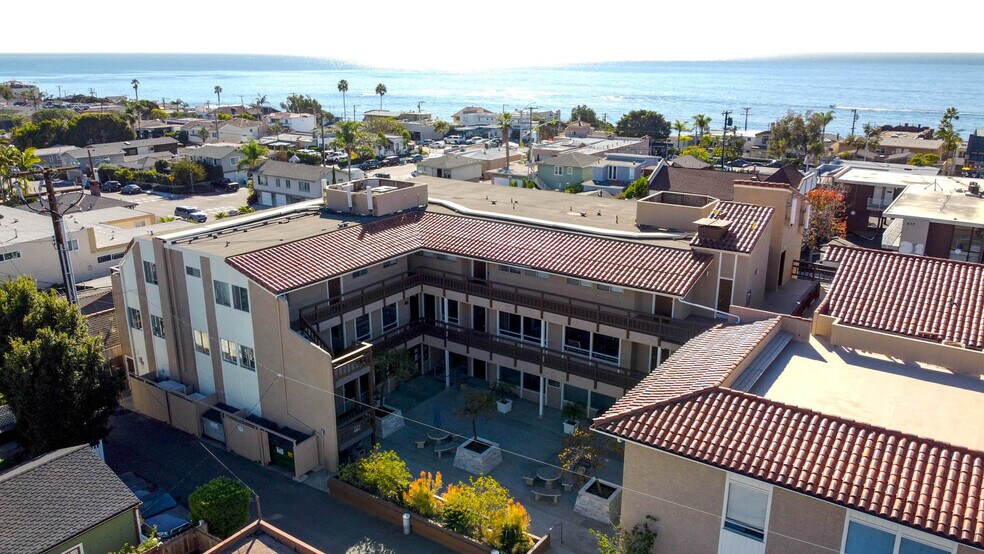 More Photos Of 900-944 Glenneyre St, Laguna Beach Office Residential For Lease