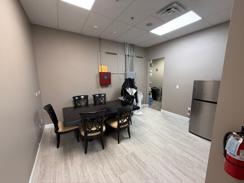 More Photos Of 3195 Dowlen Rd, Beaumont Storefront For Lease