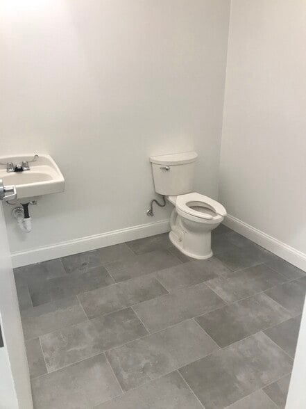 More Photos Of 418-432 S Dixie Hwy E, Pompano Beach Industrial For Sale