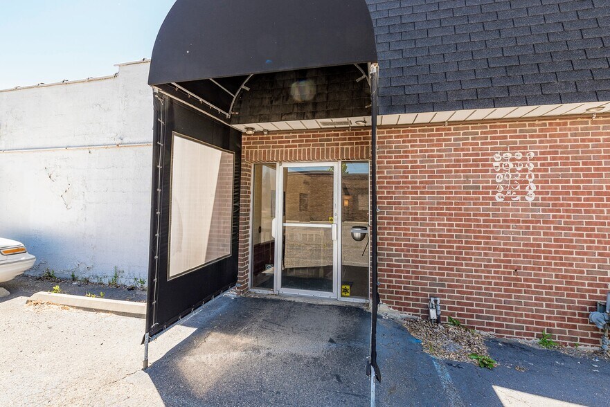 More Photos Of 18735 Ecorse Rd, Allen Park Office For Lease