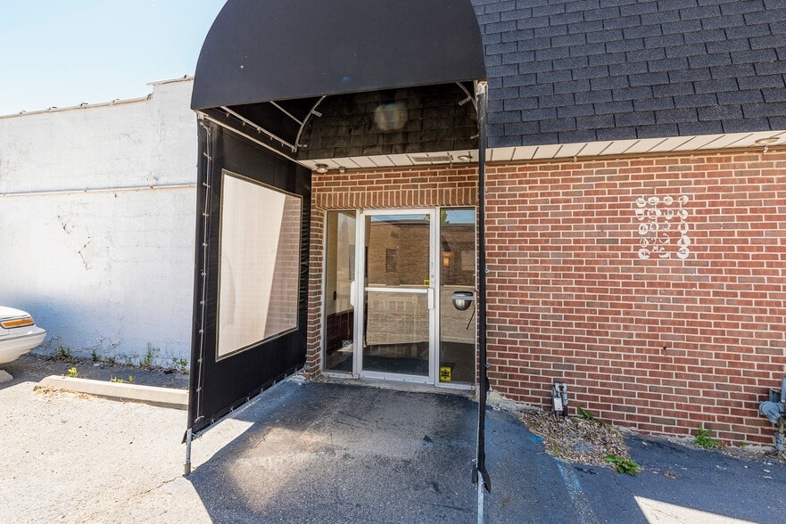 More Photos Of 18735 Ecorse Rd, Allen Park Office For Lease