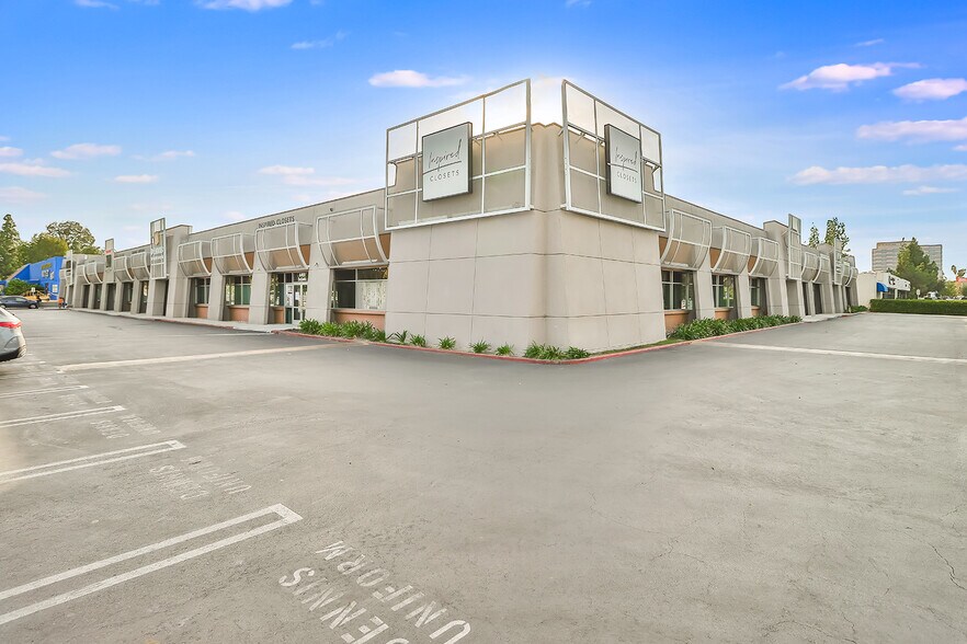 More Photos Of 6445 De Soto Ave, Woodland Hills Storefront For Lease