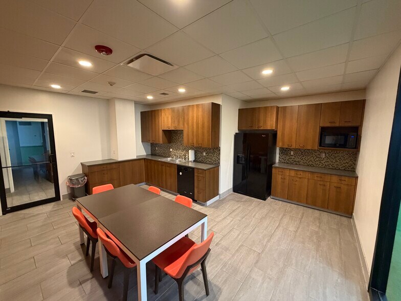 More Photos Of 101 W Capitol Dr, Milwaukee Warehouse For Sale