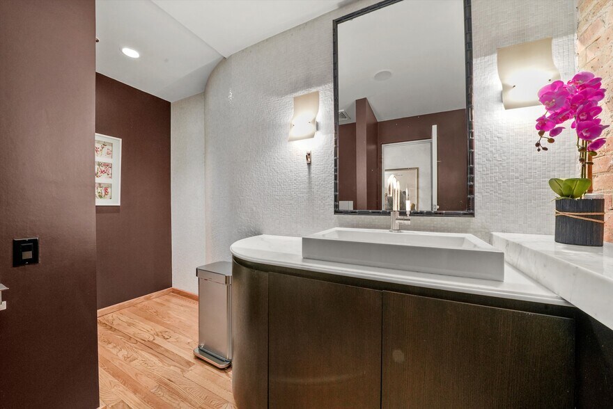 More Photos Of 1327 W Washington Blvd, Chicago Loft Creative Space For Lease