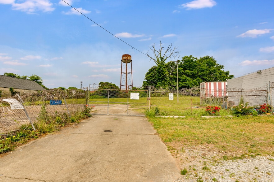 More Photos Of 1155 SW Sylvan Rd, Atlanta Convenience Store For Lease