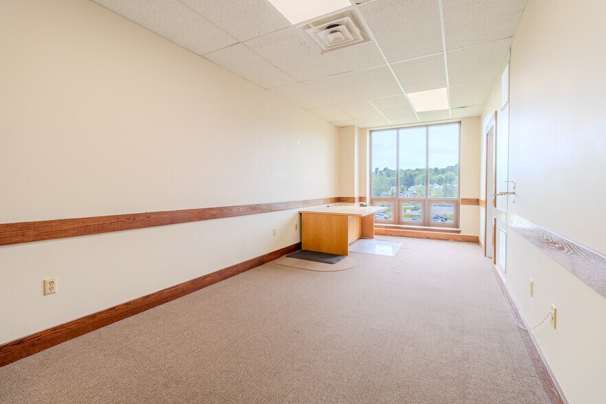 More Photos Of 5 B W Industrial, Washington Warehouse For Lease