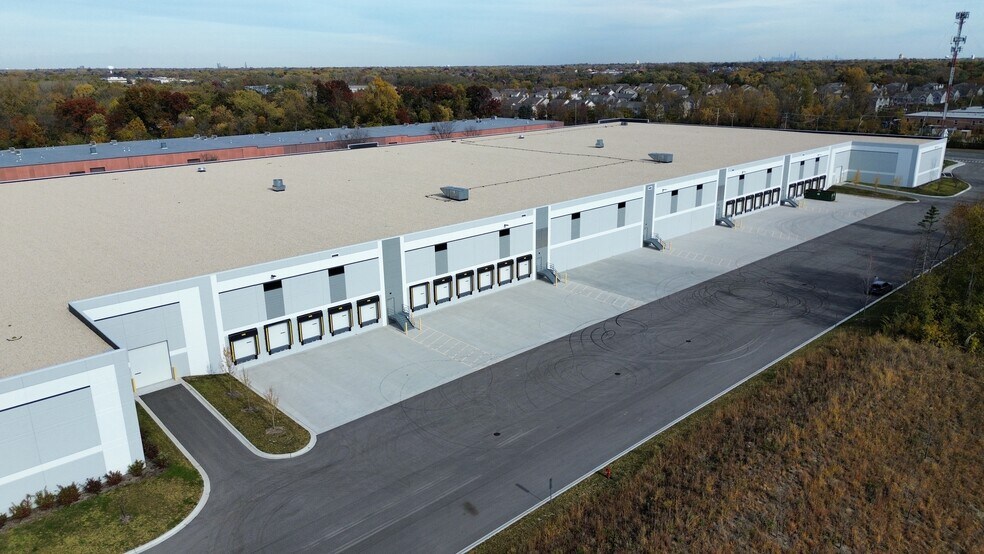 More Photos Of 8110-8118 Lemont Rd, Woodridge Distribution For Lease