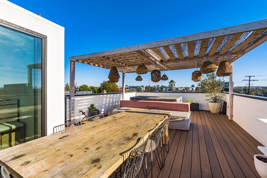 More Photos Of 2478 Penmar Ave, Venice Dormitory For Sale