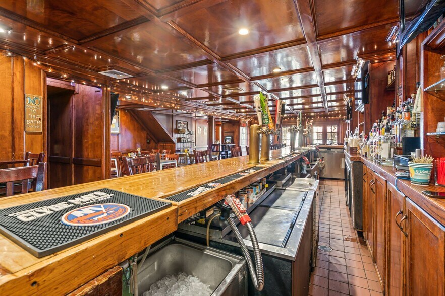 More Photos Of 8 Wall St, Huntington Restaurant For Sale